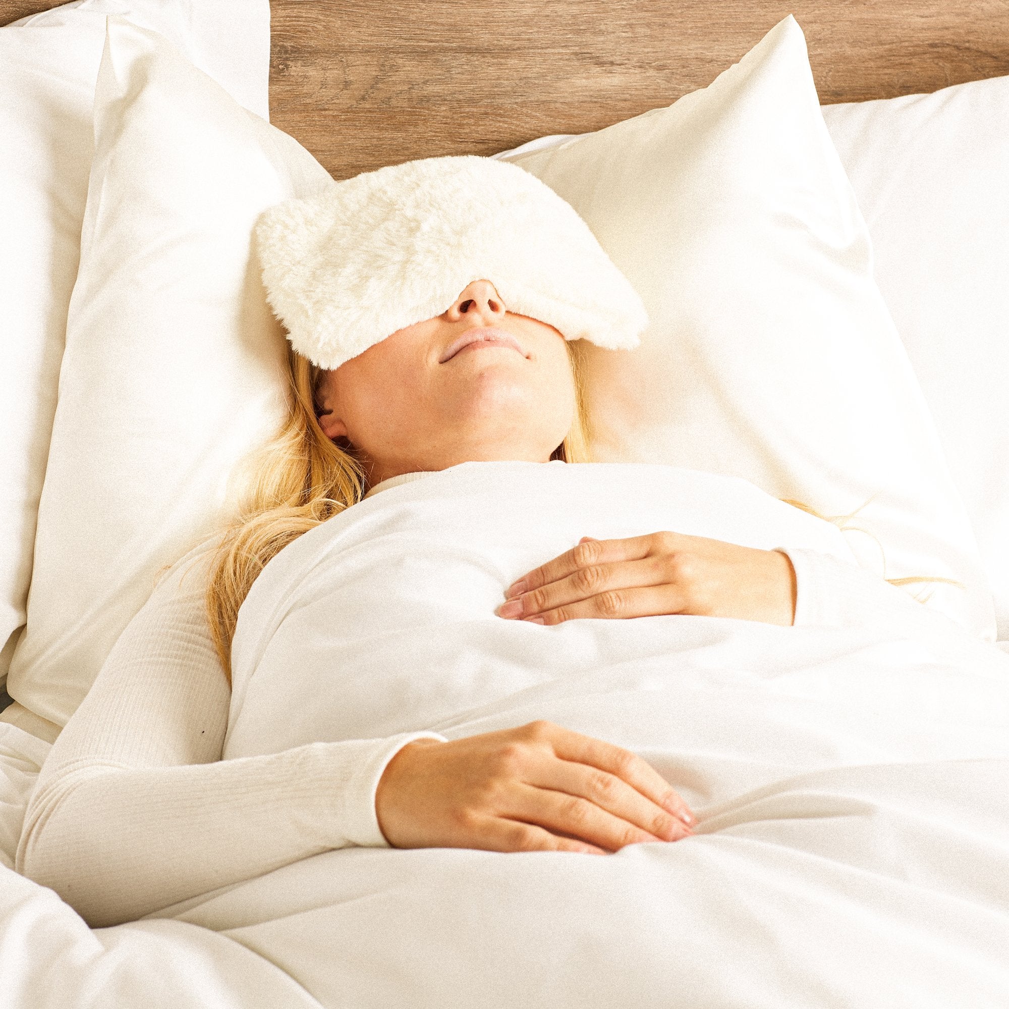 bucky-hot-cold-eye-pillow-augenkissen-ultra-luxe-plush-cream-23x10-cm image 2