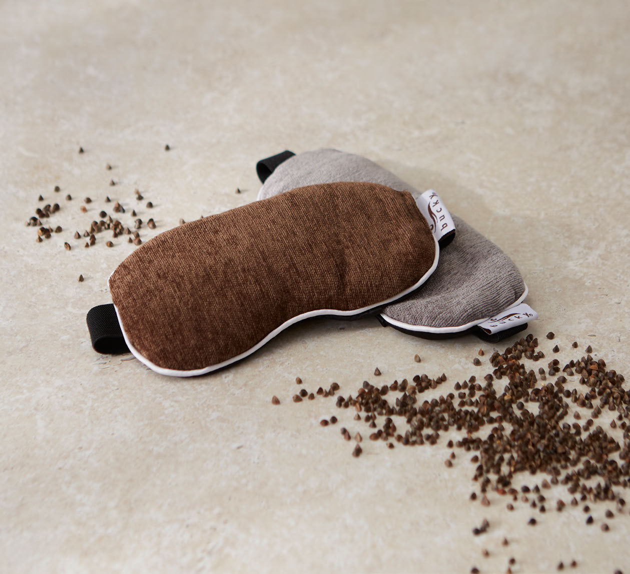 bucky-hot-cold-spa-eye-mask-mocha-mikrowellen-augenmaske-mit-buchweizensamen image 4